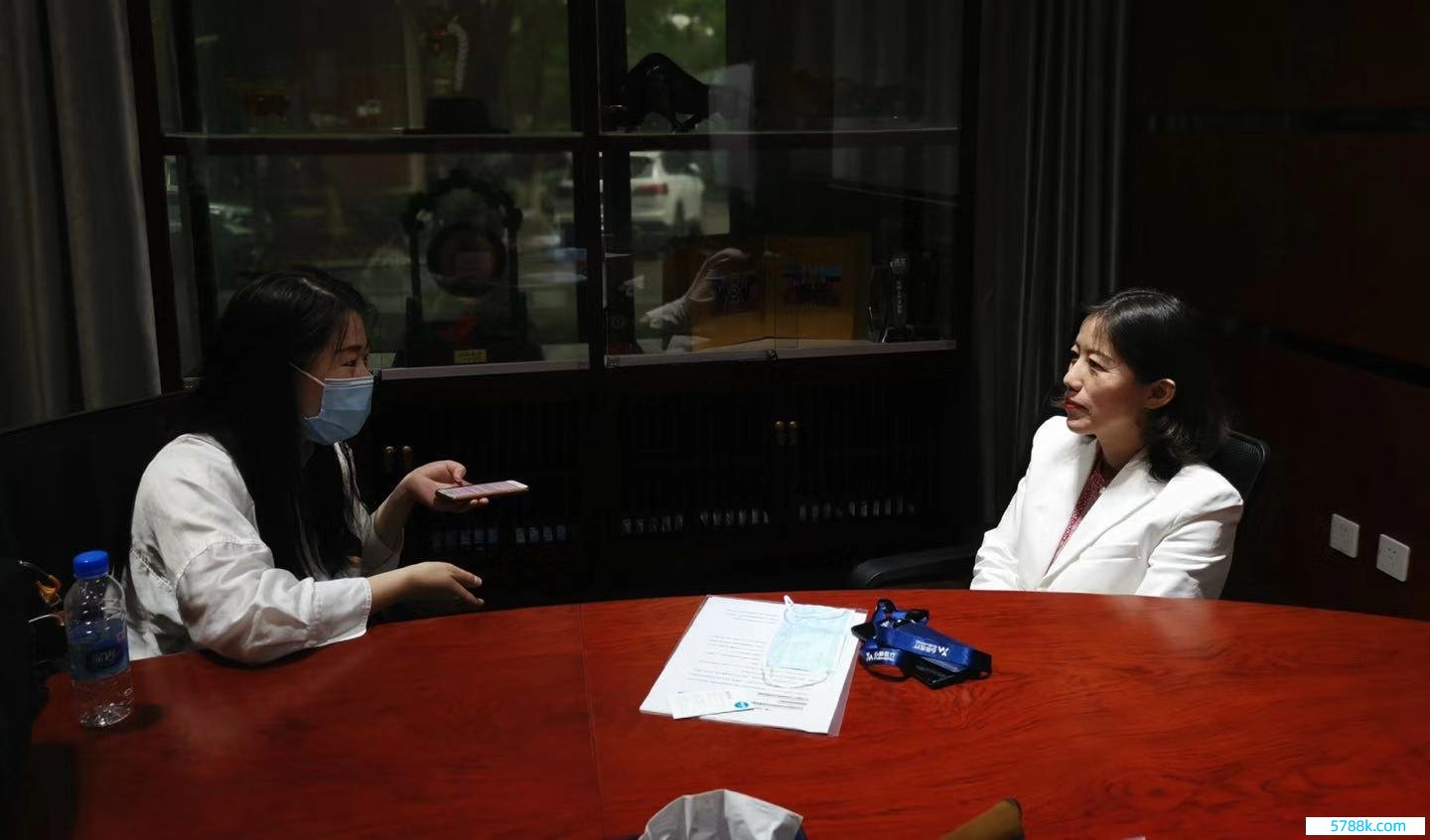 左：第一财经记者黄想瑜 右：心脉医疗总司理苗铮华